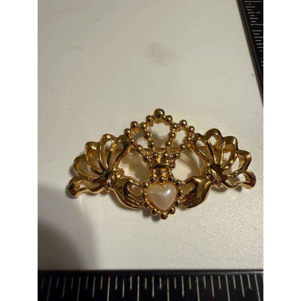 Vintage Avon Gold Tone Claddagh Brooch Faux Pearl Heart Irish Pin - Picture 2 of 4